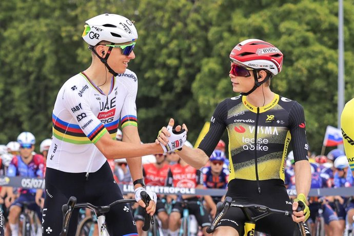 Archivo - Tadej Pogacar saluda a Jonas Vingegaard durante el Tour de Francia de 2025
