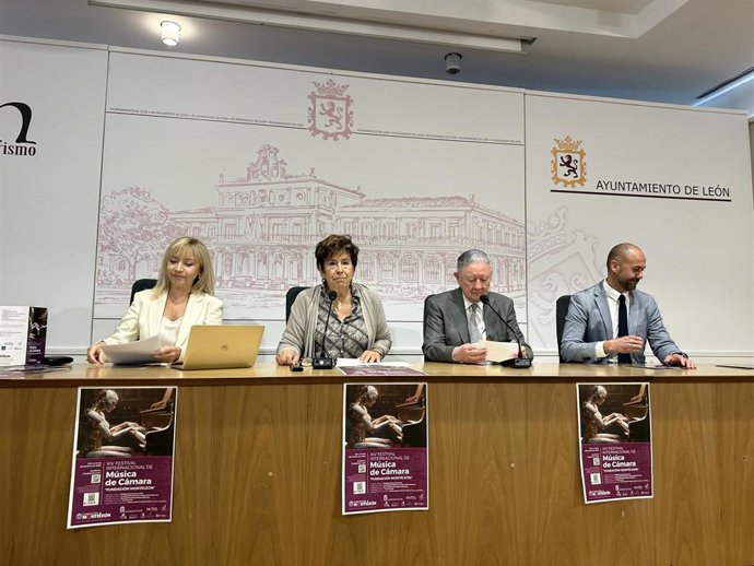 La concejala de Acción y Promoción Cultural del Ayuntamiento de León, Elena Aguado (segunda por la izquierda), en la presentación del XIV Festival Internacional de Música de Cámara Fundación MonteLeón.
