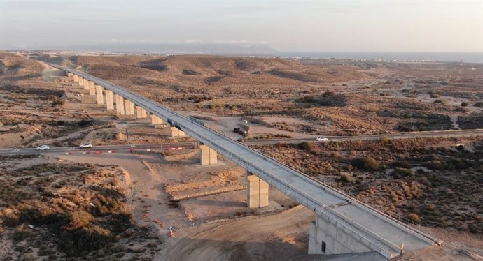 Obras de la línea de alta velocidad Murcia-Almería en el tramo Níjar-Río Andarax.