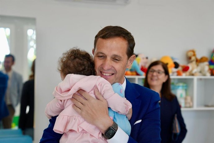 Conrado Iscar en la visita a la nueva aula de la escuela infantil de Medina de Rioseco.