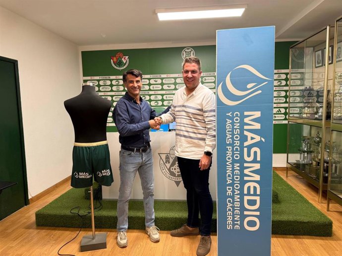 El Consorcio MásMedio y el CP Cacereño firman un convenio para organizar actividades medioambientales y deportivas