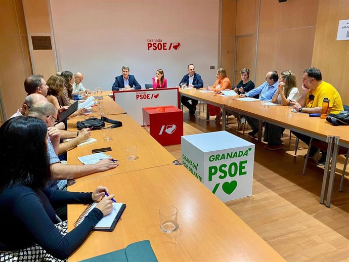 Reunión del PSOE con sindicatos y asociaciones de madres y padres del alumnado