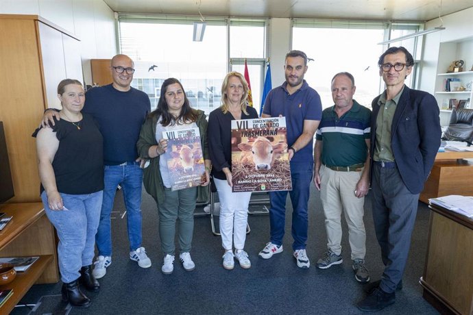 La Consejera De Desarrollo Rural, María Jesús Susinos, Presenta El Cartel De La Feria De Ganado De Ribamontán Al Monte