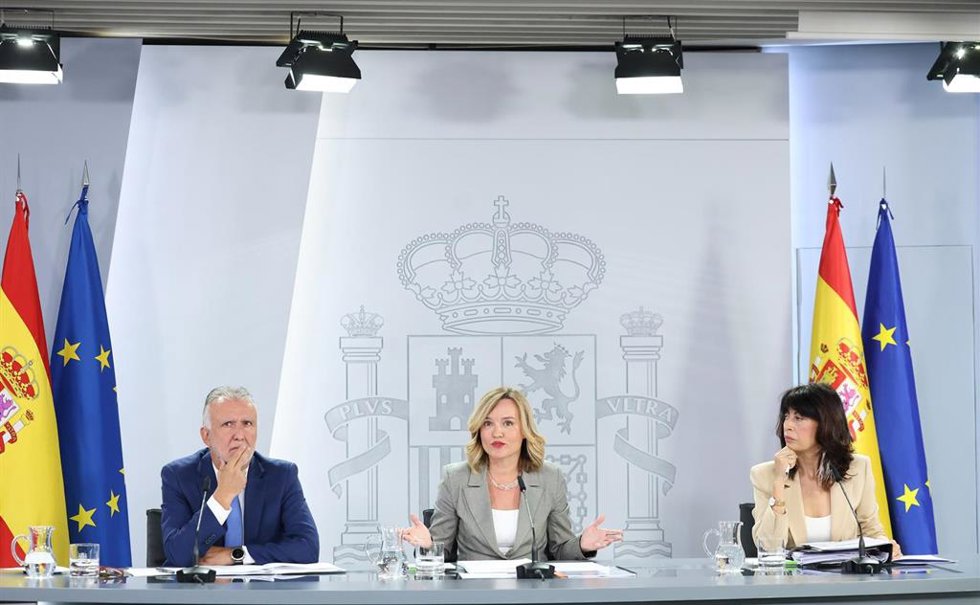 El ministro de Memoria Democrática,  Ángel Víctor Torres, la ministra de Educación, Pilar Alegría, y la ministra de Igualdad, Ana Redondo, durante una rueda de prensa posterior al Consejo de Ministros, en el Palacio de La Moncloa, a 30 de septiembre de 