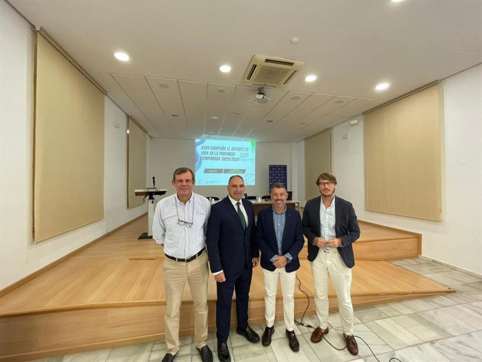 El vicepresidente y diputado provincial de Deportes, Juan Rosas, y el director deportivo de Unicaja CB, Juan Manuel Rodríguez, junto al director comercial de Marca y RSC, José Carlos Gaspar.