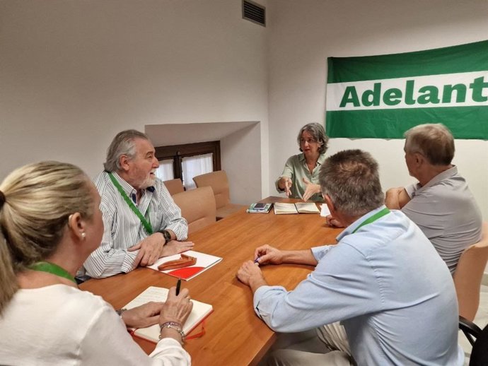 Imagen de este martes del encuentro de la parlamentaria de Adelante Andalucía Begoña Iza tras reunión con las federaciones de pensionistas de CCOO y UGT.