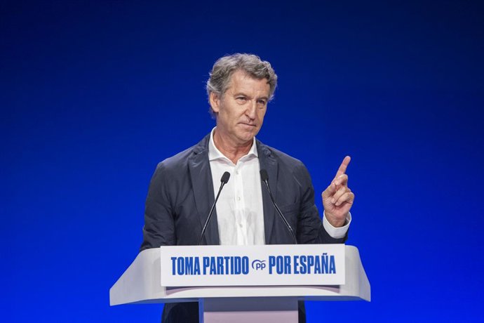 O presidente do Partido Popular, Alberto Núñez Feijóo, fala durante a cerimônia de encerramento da apresentação da "Declaração da Região de Múrcia", no Teatro Circo de Murcia, em 28 de setembro de 2025, em Múrcia (Espanha). Feijóo encerra a c