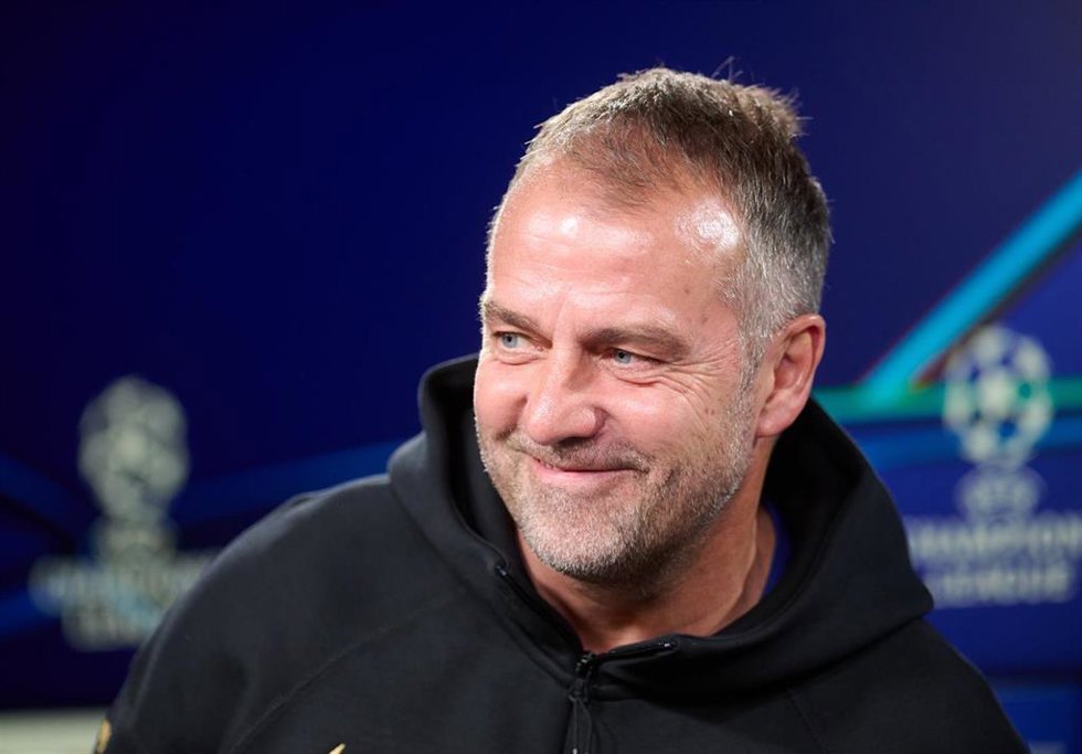 Archivo - El entrenador del FC Barcelona, Hansi Flick, en rueda de prensa en la Liga de Campeones