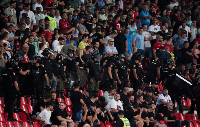 09 September 2025, Serbia, Belgrad: Police can be seen in the stands with Serbia fans during the FIFA World Cup European Qualifiers Group K soccer match between Serbia and England at Rajko Mitic Stadium. Photo: Bradley Collyer/PA Wire/dpa