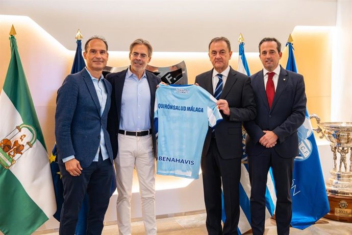 E director gerente del Hospital Quirónsalud Málaga, Tomás Urda; el administrador judicial del Club José María Muñoz; el director general del Málaga CF, Kike Pérez, y el coordinador de Quirónsalud para el Málaga CF, César Ramírez.