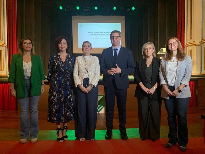 Corredera (3ª izda.), entre Ceballos y Velasco y junto a otras autoridades, en la jornada sobre el cep@l celebrada en Puente Genil.