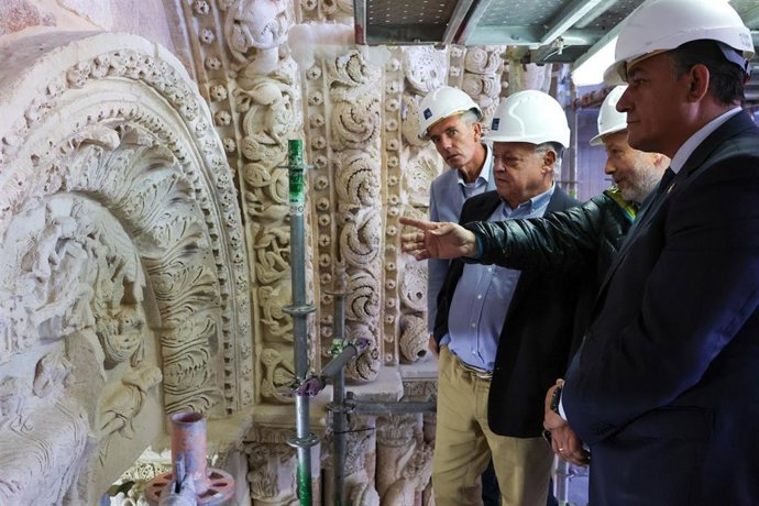 La portada de la basílica de San Vicente, en Ávila, lucirá nueva cara "en unos días" tras los trabajos de conservación.