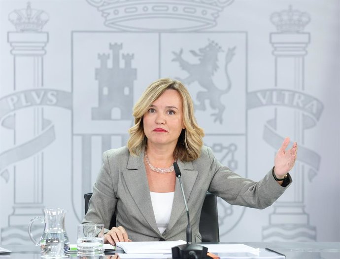 La ministra de Educación, Pilar Alegría, durante una rueda de prensa posterior al Consejo de Ministros, en el Palacio de La Moncloa, a 30 de septiembre de 2025, en Madrid (España).