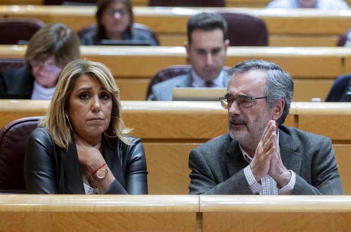 Archivo - La senadora del PSOE y expresidenta de la Junta de Andalucía Susana Díaz (i), durante una sesión de control al Gobierno, en el Senado, a 29 de octubre de 2024, en Madrid (España). (Foto de archivo).