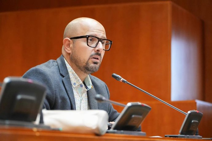 El diputado del PAR, Alberto Izquierdo, interviene en la Comisión de Fomento de las Cortes de Aragón.