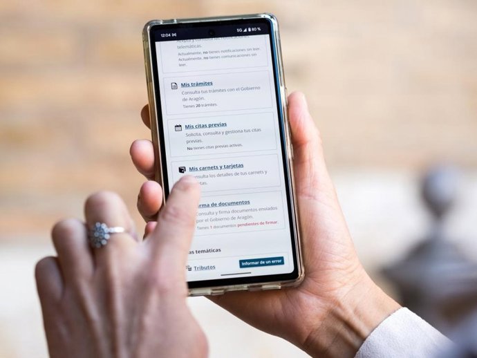 Archivo - El carnet digital de familia numerosa y monoparental está disponible en el portal MiA.