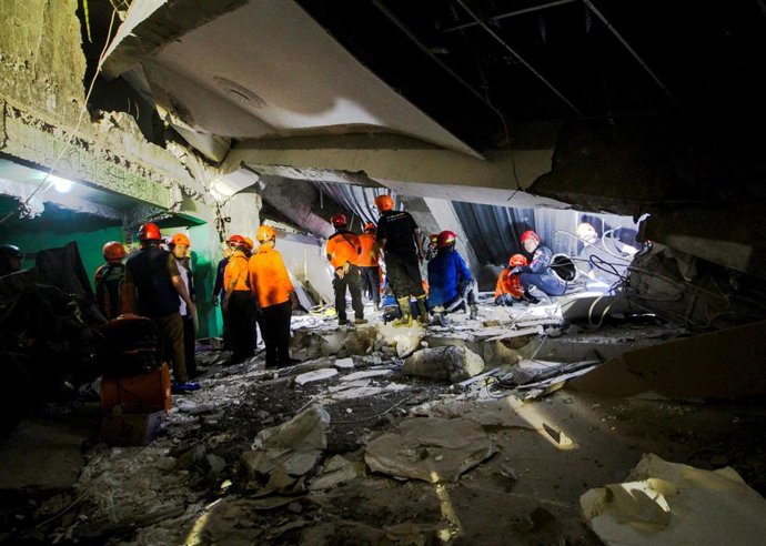 Imagen de archivo de los restos de una escuela en la ciudad de Sidoarjo, en Indonesia, tras un derrumbe.