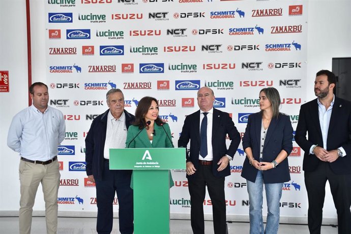 La delegada de la Junta en Málaga, Patricia Navarro junto al delegado de Hacienda, Antonio García; el alcalde de Antequera, Manuel Barón; el presidente del Grupo Veinluc, Antonio Somé; y Curro Somé, gerente de Truck Parts Lucinve.