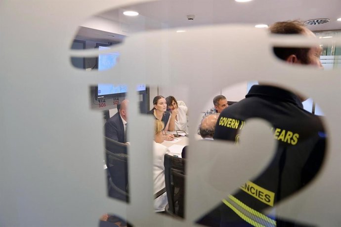 La presidenta del Govern, Marga Prohens, y la consellera de Presidencia, Antònia Estarellas, durante la reunión del comité técnico asesor de emergencias