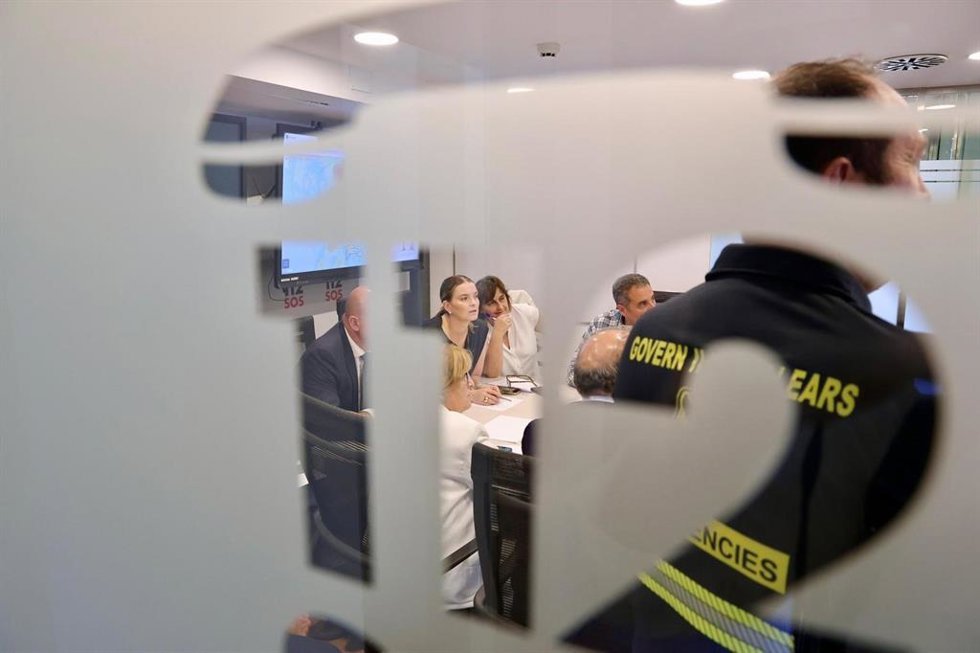 La presidenta del Govern, Marga Prohens, y la consellera de Presidencia, Antnia Estarellas, durante la reunión del comité técnico asesor de emergencias