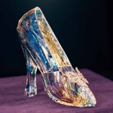 Foto: El zapato de cristal de Cenicienta y el casco de Iron Man llegan a Madrid en una exposición por el centenario de Disney