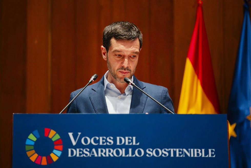 El ministro de Derechos Sociales, Consumo y Agenda 2030, Pablo Bustinduy, interviene durante la celebración del 10 Aniversario de la Agenda 2030  con el acto "Voces del Desarrollo Sostenible".
