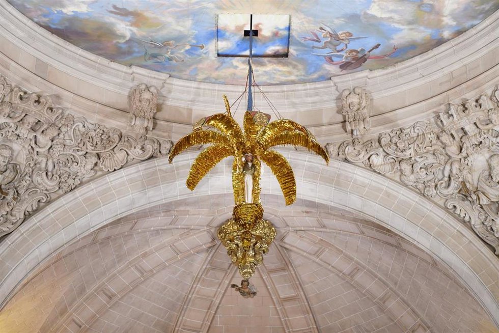 Archivo - Detalle de lámpara en el techo abovedado de la Basílica de Santa María de la localidad alicantina de Elche.