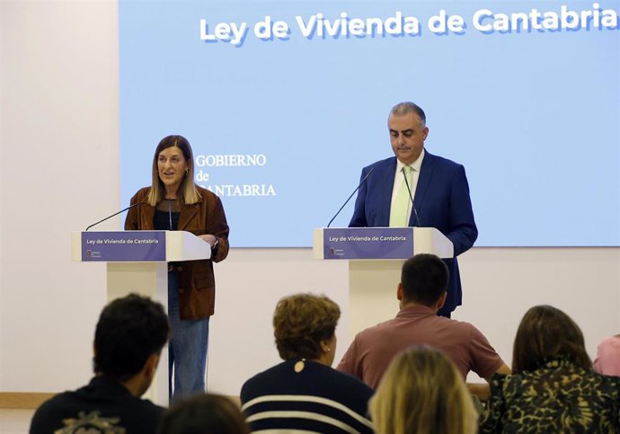 La presidenta de Cantabria, María José Sáenz de Buruaga, presenta el proyecto de Ley de Vivienda, junto a Roberto Media, consejero del ramo