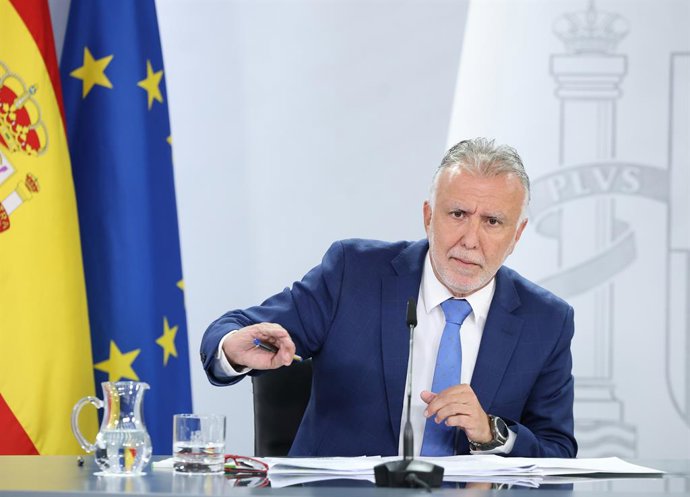 El ministro de Memoria Democrática,  Ángel Víctor Torres, durante una rueda de prensa posterior al Consejo de Ministros, en el Palacio de La Moncloa, a 30 de septiembre de 2025, en Madrid (España). La vicepresidenta segunda y ministra de Trabajo, ha lleva