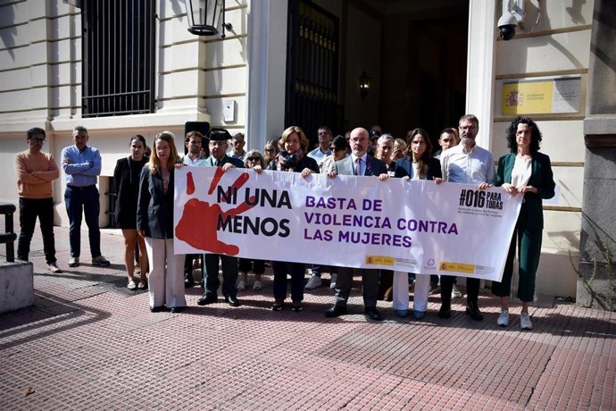 El delegado del Gobierno en Madrid, Francisco Martín, junto a empleados de la Delegación guardando un minuto de silencio por una nueva presunta víctima de violencia de género en Sevilla.