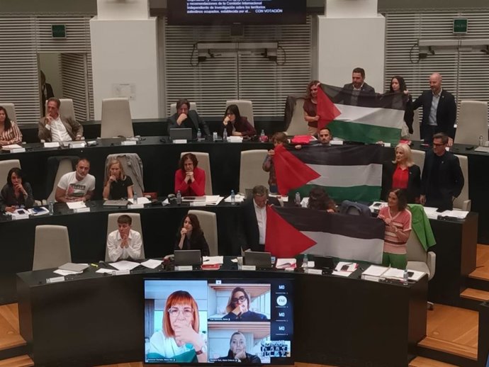 Concejales socialistas despliegan en Cibeles la bandera palestina