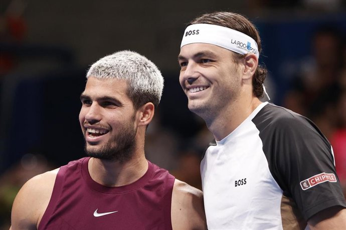 Carlos Alcaraz posa con Taylor Fritz antes de la final del torneo de Tokio 2025