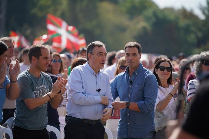 El presidente del PNV, Aitor Esteban (i), y el lehendakari, Imanol Pradales (d), durante la celebración del 'Alderdi Eguna', a 28 de septiembre de 2025, en Foronda, Álava-Araba