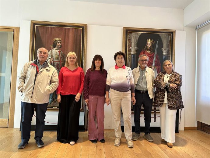 La concejala de Acción y Promoción Cultural del Ayuntamiento de León, Elena Aguado (tercera por la derecha), junto al resto de integrantes del jurado del Premio Nacional de Poesía González de Lama 2025.