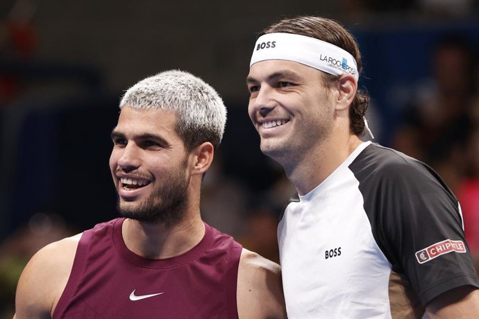 30 September 2025, Japan, Tokyo: Spain's Carlos Alcaraz and USA's Taylor Fritz pose for the cameras ahead of the Men's singles Final match of the Japan Open Tennis Championships at Ariake Colosseum in Tokyo. Photo: Rodrigo Reyes Marin/ZUMA Press Wire/dpa