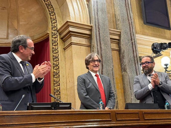 El presidente del Parlament, Josep Rull; el diputado del PSC y vicepresidente del Parlament, David Pérez, y el secretario segundo de la Mesa del Parlament, Juli Fernández (ERC) en el pleno del Parlament.