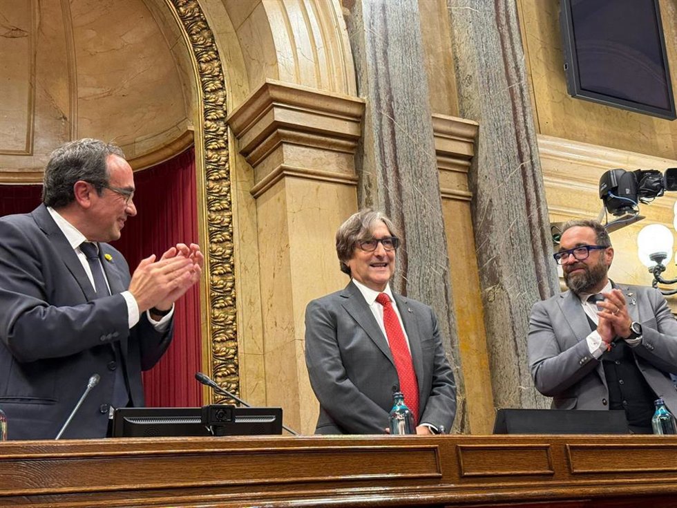 El presidente del Parlament, Josep Rull; el diputado del PSC y vicepresidente del Parlament, David Pérez, y el secretario segundo de la Mesa del Parlament, Juli Fernández (ERC) en el pleno del Parlament.