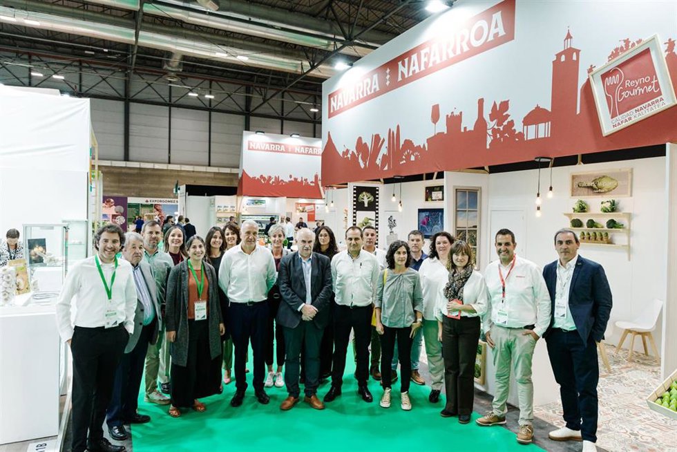 El consejero Aierdi con representantes de empresas navarras en el stand de Reyno Gourmet.