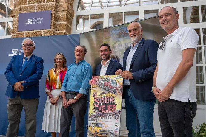 El vicepresidente segundo y responsable de Deportes de Diputación de Cádiz, Javier Vidal, el alcalde de Vejer, Antonio González Mellado, y el presidente de Escudería Sur, Francisco García Galera, presentando la Subida a Vejer