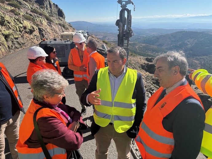Sanz Merino en las obras en la carretera que lleva a la Peña de Francia.