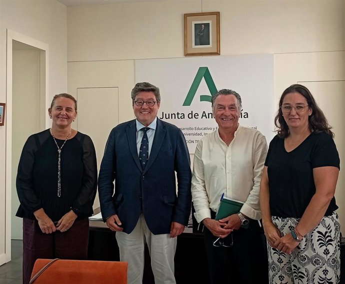 José Ángel Aparicio con la alcaldesa de Puerto Real y el director del IES Virgen del Carmen.