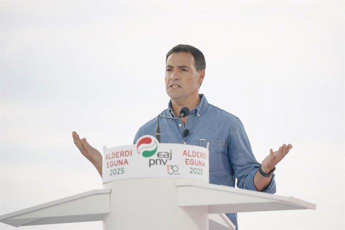 El lehendakari, Imanol Pradales, interviene durante la celebración del 'Alderdi Eguna', a 28 de septiembre de 2025, en Foronda, Álava, País Vasco (España)