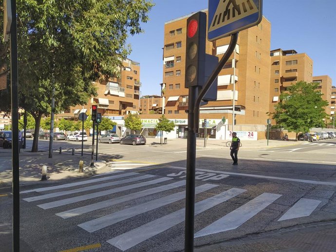 Archivo - Semáforo en la ciudad de Granada, en imagen de archivo