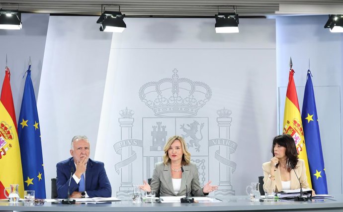 El ministro de Memoria Democrática,  Ángel Víctor Torres, la ministra de Educación, Pilar Alegría, y la ministra de Igualdad, Ana Redondo,  en una rueda de prensa posterior al Consejo de Ministros, en el Palacio de La Moncloa, a 30 de septiembre de 2025