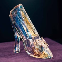 O sapato da Cinderela em 'Disney: The Exhibition - 100 Years of Magic'.