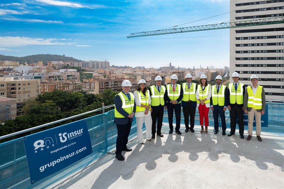 Grupo Insur consolida su apuesta por el mercado de oficinas con la puesta de bandera del edificio 'Noa' en Málaga.