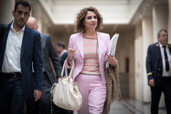 La vicepresidenta primera y ministra de Hacienda, María Jesús Montero, a su llegada a una sesión de control al Gobierno, en el Senado, a 30 de septiembre de 2025, en Madrid (España). 