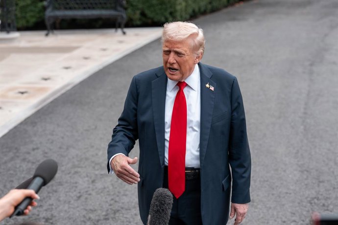 30 de setembro de 2025, Washington, Dc, Estados Unidos: O Presidente DONALD TRUMP parte da Casa Branca para um voo rápido para Quantico, VA, onde se encontrará com uma reunião de generais e almirantes em 30 de setembro de 2025.
