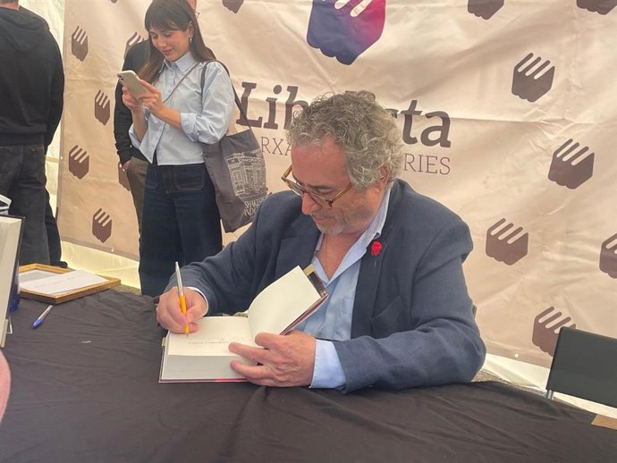 Archivo - El escritor Ildefonso Falcones firma libros en Barcelona por la Diada de Sant Jordi de este 2025.