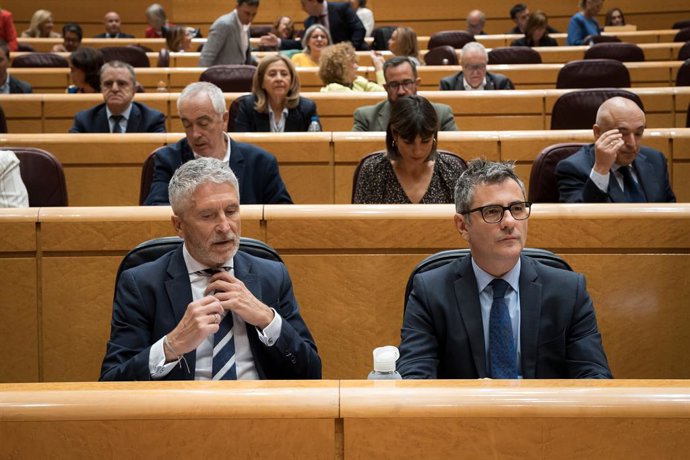 El ministro del Interior, Fernando Grande-Marlaska (i), y el ministro de la Presidencia, Justicia y Relaciones con las Cortes, Félix Bolaños (d), durante una sesión de control al Gobierno, en el Senado, a 30 de septiembre de 2025, en Madrid (España). El G